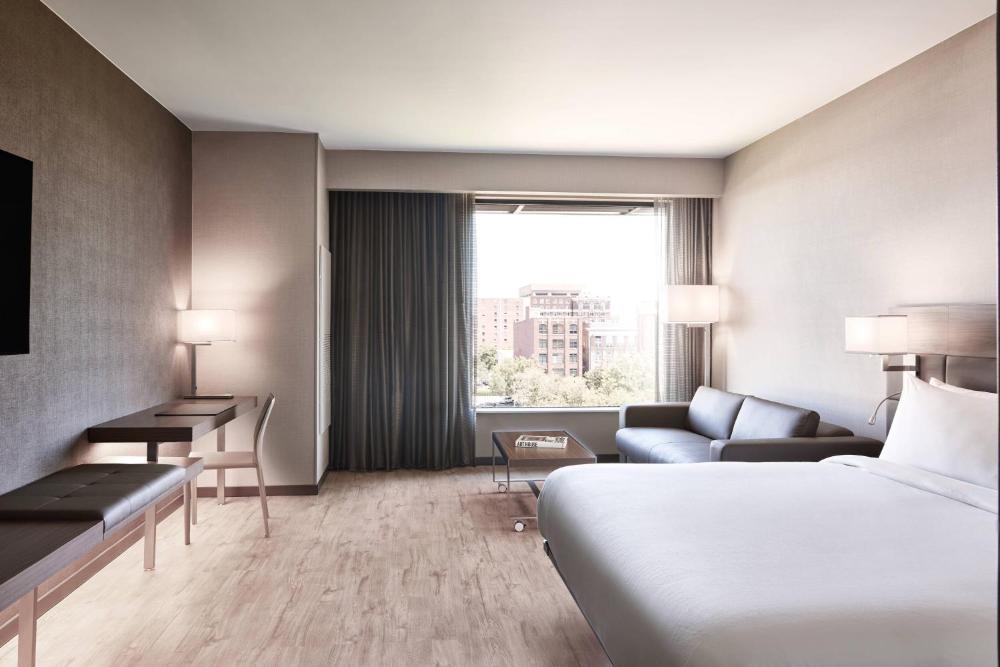 Corner King Guest Room with City View interior